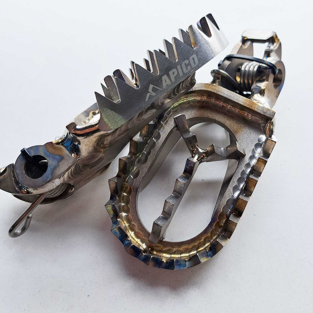Apico - Foot Pegs - Titanium - BRACED - KTM SX85 18-25, SX125/150 16-22, SX250 17-22, SXF250-450 16-22, EXC/EXCF250-500 17-23, Husqvarna TC85 18-25, TC125 16-22, TC250 17-22, FC250-450 16-22, TE/FE 150-501 17-23, Gas Gas MC85 22-25, 125-450 21-23