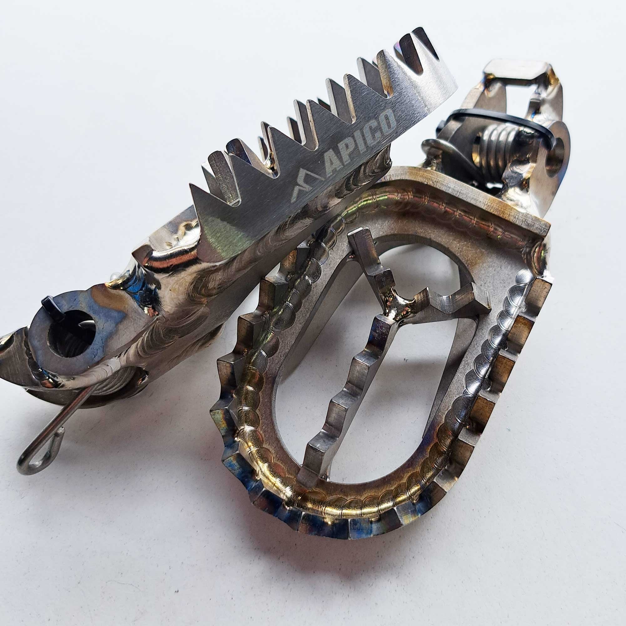 Apico - Foot Pegs - Titanium - BRACED - KTM SX85 18-25, SX125/150 16-22, SX250 17-22, SXF250-450 16-22, EXC/EXCF250-500 17-23, Husqvarna TC85 18-25, TC125 16-22, TC250 17-22, FC250-450 16-22, TE/FE 150-501 17-23, Gas Gas MC85 22-25, 125-450 21-23