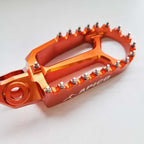 Apico - Foot Pegs - XTREME - KTM SX/SXF 125-450 23-27, EXC/EXCF 125-450 24-27, Husqvarna TC/FC 125-450 23-27, TE/FE 125-450 24-27, TX300 23-27, FX350/450 23-27, Gas Gas 125-500 24-27, MCF250/450 FACTORY 23-27