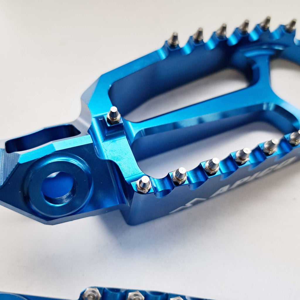 Apico - Foot Pegs - X-Treme - KTM SX/SXF 125-450 23-26, EXC/EXCF 125-450 24-26, Husqvarna TC/FC 125-450 23-26, TE/FE 125-450 24-26, TX300 23-26, FX350/450 23-26, Gas Gas 125-500 24-26, MCF250/450 FACTORY 23-26