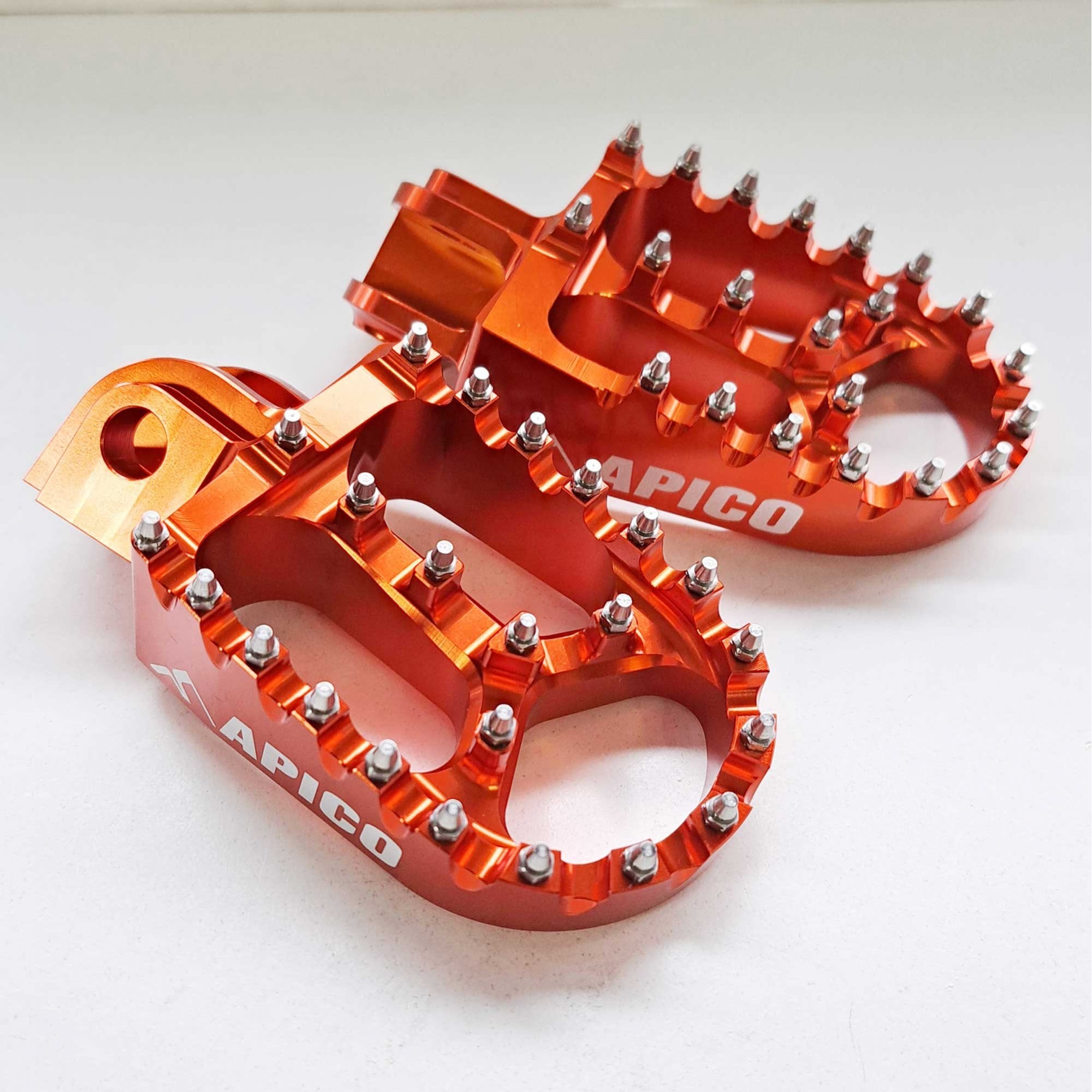 Apico - Foot Pegs - X-Treme - KTM SX50 14-23, SX65 11–23, SX85 03-17, SX125/150 98-15, SX250 00-16, SXF250-450 06-15, EXC/EXCF 98-16, Husqvarna TC50/65 17-23, TC85 14-17, TC/FC 125-450 14-15, TC250 14-16, TE/FE 14-16, Gas Gas MC50/65 21-23 - Orange