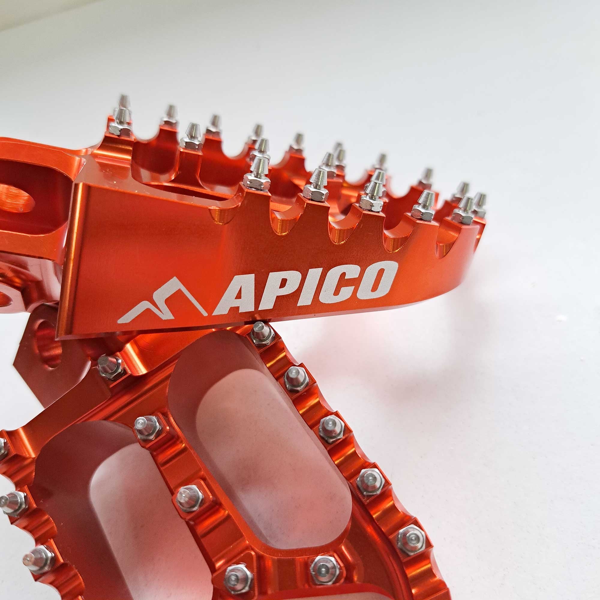 Apico - Foot Pegs - X-Treme - KTM SX50 14-23, SX65 11–23, SX85 03-17, SX125/150 98-15, SX250 00-16, SXF250-450 06-15, EXC/EXCF 98-16, Husqvarna TC50/65 17-23, TC85 14-17, TC/FC 125-450 14-15, TC250 14-16, TE/FE 14-16, Gas Gas MC50/65 21-23 - Orange