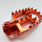 Apico - Foot Pegs - XTREME - KTM SX50 14-23, SX65 11–23, SX85 03-17, SX125/150 98-15, SX250 00-16, SXF250-450 06-15, EXC/EXCF 98-16, Husqvarna TC50/65 17-23, TC85 14-17, TC/FC 125-450 14-15, TC250 14-16, TE/FE 14-16, Gas Gas MC50/65 21-23 - Orange
