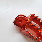 Apico - Foot Pegs - XTREME - KTM SX50 14-23, SX65 11–23, SX85 03-17, SX125/150 98-15, SX250 00-16, SXF250-450 06-15, EXC/EXCF 98-16, Husqvarna TC50/65 17-23, TC85 14-17, TC/FC 125-450 14-15, TC250 14-16, TE/FE 14-16, Gas Gas MC50/65 21-23 - Orange