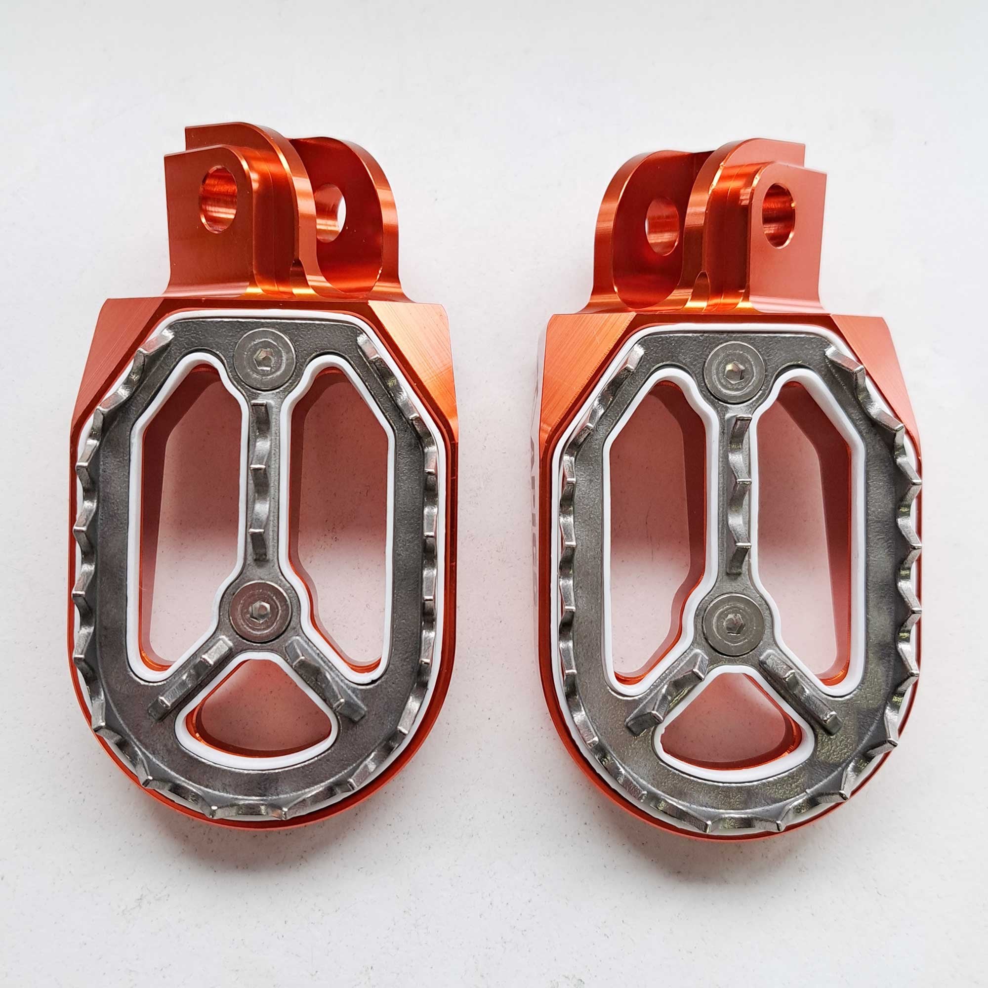 Apico - Foot Pegs - Pro-Bite - KTM SX50 14-23, SX65 11–23, SX85 03-17, SX125/150 98-15, SX250 00-16, SXF250-450 06-15, EXC/EXCF 98-16, Husqvarna TC50/65 17-23, TC85 14-17, TC/FC 125-450 14-15, TC250 14-16, TE/FE 14-16, Gas Gas MC50/65 21-23, Husa/Beta/She