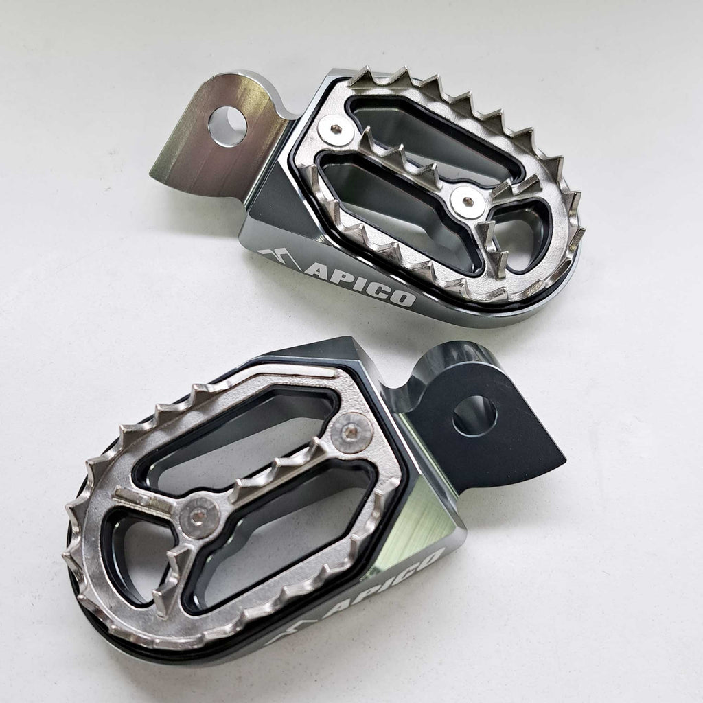 Apico - Foot Pegs - Pro-Bite - YZ65 18-26, YZ85 98-26, YZ125/250 99-26, YZF250 01-23, YZF450 03-22, WRF250 01-24, WRF450 03-23, YZF/WRF400/426 98-02