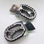 Apico - Foot Pegs - PRO-BITE - YZ65 18-27, YZ85 98-27, YZ125/250 99-27, YZF250 01-23, YZF450 03-22, WRF250 01-24, WRF450 03-23, YZF/WRF400/426 98-02, YZ125X 20-27, YZ250X 16-27