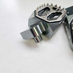 Apico - Foot Pegs - PRO-BITE - YZ65 18-27, YZ85 98-27, YZ125/250 99-27, YZF250 01-23, YZF450 03-22, WRF250 01-24, WRF450 03-23, YZF/WRF400/426 98-02, YZ125X 20-27, YZ250X 16-27