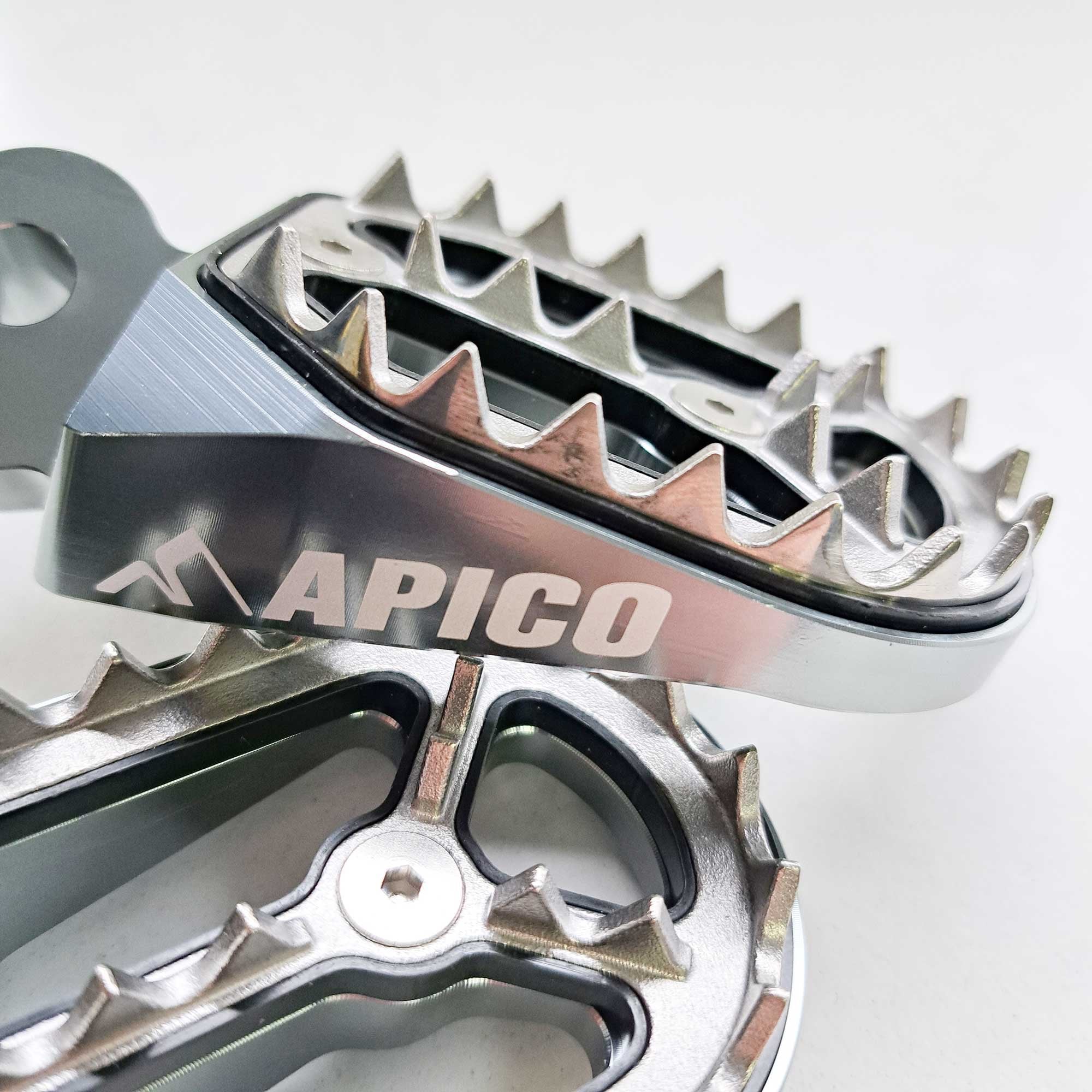 Apico - Foot Pegs - Pro-Bite - YZ65 18-26, YZ85 98-26, YZ125/250 99-26, YZF250 01-23, YZF450 03-22, WRF250 01-24, WRF450 03-23, YZF/WRF400/426 98-02