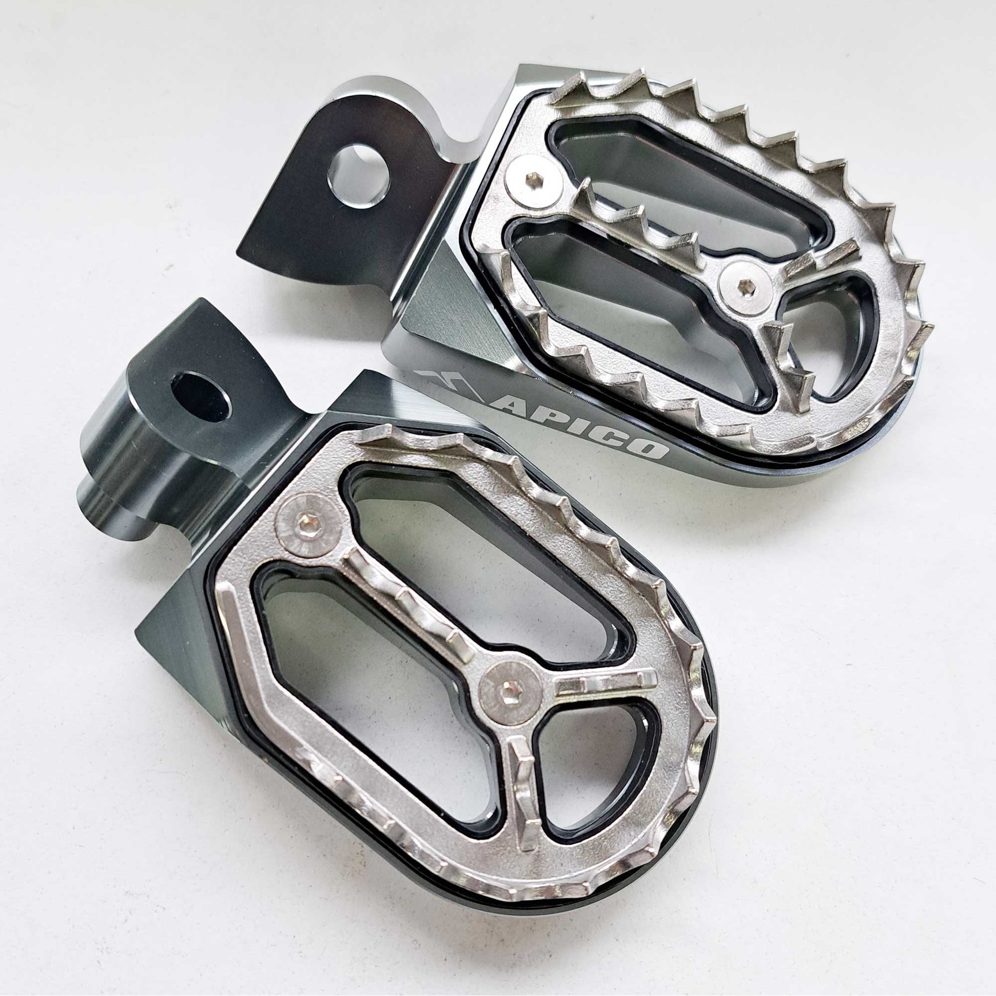 Apico - Foot Pegs - Pro-Bite - YZ65 18-26, YZ85 98-26, YZ125/250 99-26, YZF250 01-23, YZF450 03-22, WRF250 01-24, WRF450 03-23, YZF/WRF400/426 98-02