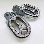Apico - Foot Pegs - PRO-BITE - KTM SX50 14-23, SX65 11–23, SX85 03-17, SX125/150 98-15, SX250 00-16, SXF250-450 06-15, EXC/EXCF 98-16, Husqvarna TC50/65 17-23, TC85 14-17, TC/FC 125-450 14-15, TC250 14-16, TE/FE 14-16, Gas Gas MC50/65 21-23, Husa/Beta/She