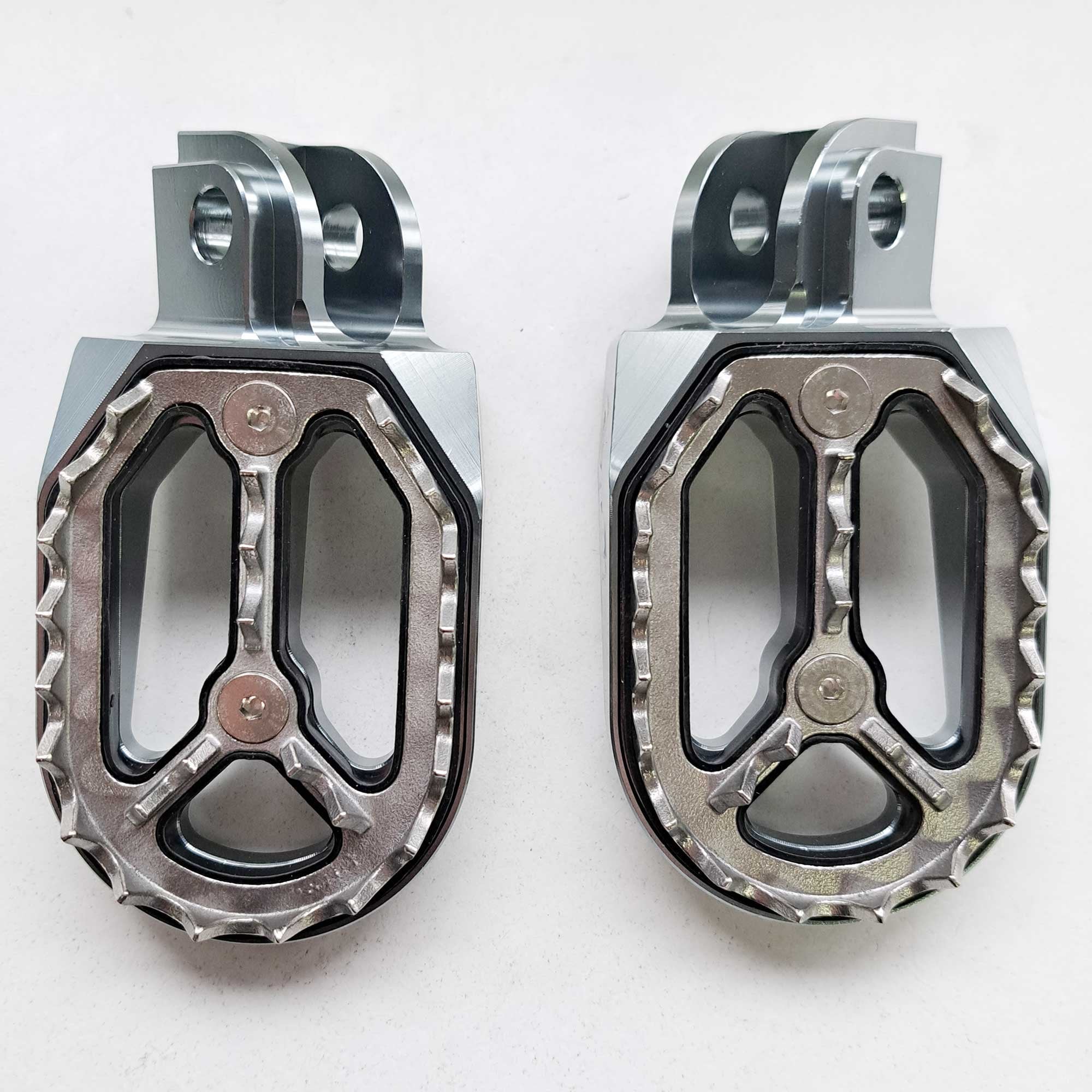 Apico - Foot Pegs - Pro-Bite - KTM SX50 14-23, SX65 11–23, SX85 03-17, SX125/150 98-15, SX250 00-16, SXF250-450 06-15, EXC/EXCF 98-16, Husqvarna TC50/65 17-23, TC85 14-17, TC/FC 125-450 14-15, TC250 14-16, TE/FE 14-16, Gas Gas MC50/65 21-23, Husa/Beta/She