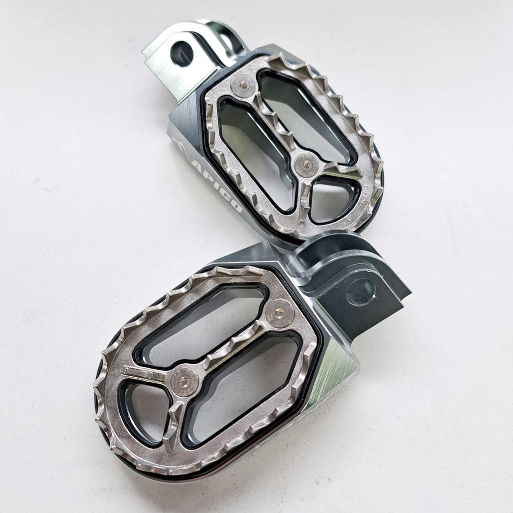 Apico - Foot Pegs - Pro-Bite - KTM SX50 14-23, SX65 11–23, SX85 03-17, SX125/150 98-15, SX250 00-16, SXF250-450 06-15, EXC/EXCF 98-16, Husqvarna TC50/65 17-23, TC85 14-17, TC/FC 125-450 14-15, TC250 14-16, TE/FE 14-16, Gas Gas MC50/65 21-23, Husa/Beta/She
