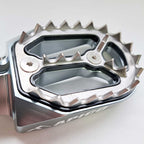 Apico - Foot Pegs - PRO-BITE - KTM SX50 14-23, SX65 11–23, SX85 03-17, SX125/150 98-15, SX250 00-16, SXF250-450 06-15, EXC/EXCF 98-16, Husqvarna TC50/65 17-23, TC85 14-17, TC/FC 125-450 14-15, TC250 14-16, TE/FE 14-16, Gas Gas MC50/65 21-23, Husa/Beta/She