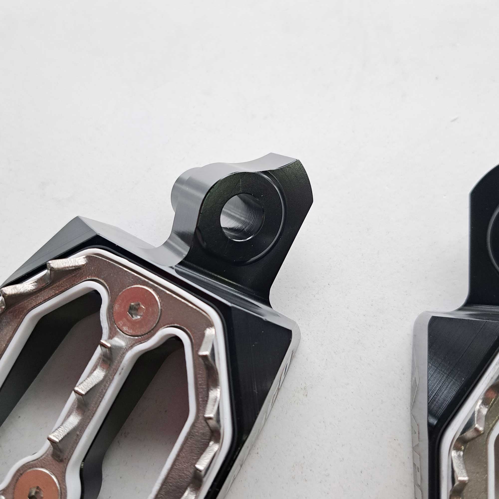 Apico - Foot Pegs - Pro-Bite - RMZ250 10-26, RMZ450 10 & 12-26 - Black
