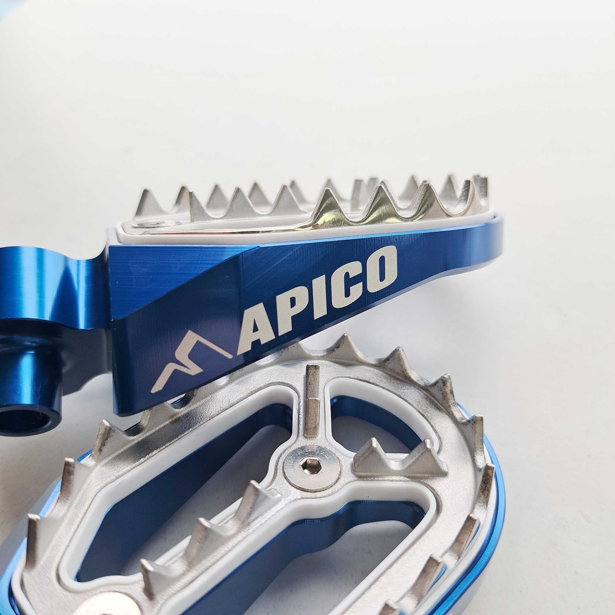 Apico - Foot Pegs - Pro-Bite - YZ65 18-26, YZ85 98-26, YZ125/250 99-26, YZF250 01-23, YZF450 03-22, WRF250 01-24, WRF450 03-23, YZF/WRF400/426 98-02
