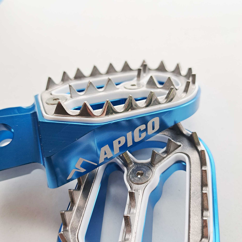 Apico - Foot Pegs - Pro-Bite - KTM SX50 14-23, SX65 11–23, SX85 03-17, SX125/150 98-15, SX250 00-16, SXF250-450 06-15, EXC/EXCF 98-16, Husqvarna TC50/65 17-23, TC85 14-17, TC/FC 125-450 14-15, TC250 14-16, TE/FE 14-16, Gas Gas MC50/65 21-23, Husa/Beta/She