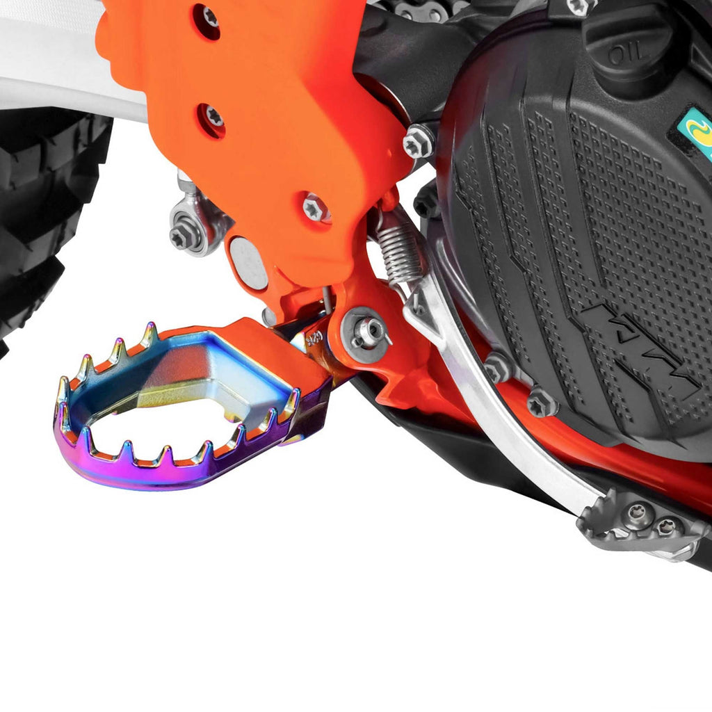 Zeta - Foot Pegs - MAX - KTM SX/SXF 125-450 23-26, EXC/EXCF 125-450 24-26, Husqvarna TC/FC 125-450 23-26, TE/FE 125-450 24-26, TX300 23-26, FX350/450 23-26, Gas Gas 125-500 24-26, MCF250/450 FACTORY 23-26