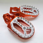 Apico - Foot Pegs - PRO-BITE - KTM SX85 18-24, SX125/150 16-22, SX250 17-22, SXF250-450 16-22, EXC/EXCF250-500 17-23, Husqvarna TC85 18-24 TC125 16-22, TC250 17-22, FC250-450 16-22, TE/FE 150-501 17-23, Gas Gas MC/MCF/EC/ECF/EX/EXF 85-450 21-23