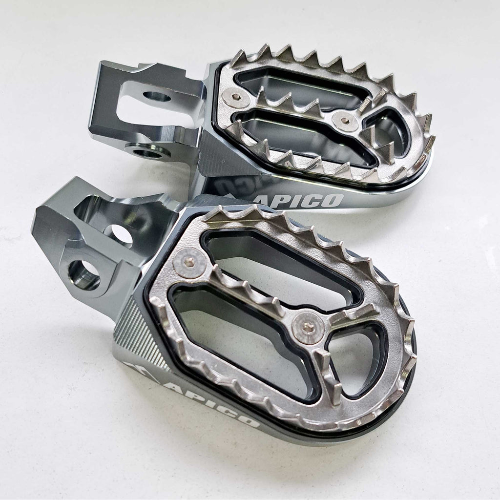 Apico - Foot Pegs - Pro-Bite - KTM SX85 18-24, SX125/150 16-22, SX250 17-22, SXF250-450 16-22, EXC/EXCF250-500 17-23, Husqvarna TC85 18-24 TC125 16-22, TC250 17-22, FC250-450 16-22, TE/FE 150-501 17-23, Gas Gas MC/MCF/EC/ECF/EX/EXF 85-450 21-23