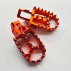 Apico - Foot Pegs - XTREME - KTM SX85 18-24, SX125/150 16-22, SX250 17-22, SXF250-450 16-22, EXC/EXCF250-500 17-23, Husqvarna TC85 18-24 TC125 16-22, TC250 17-22, FC250-450 16-22, TE/FE 150-501 17-23, Gas Gas MC/MCF/EC/ECF/EX/EXF 85-450 21-23