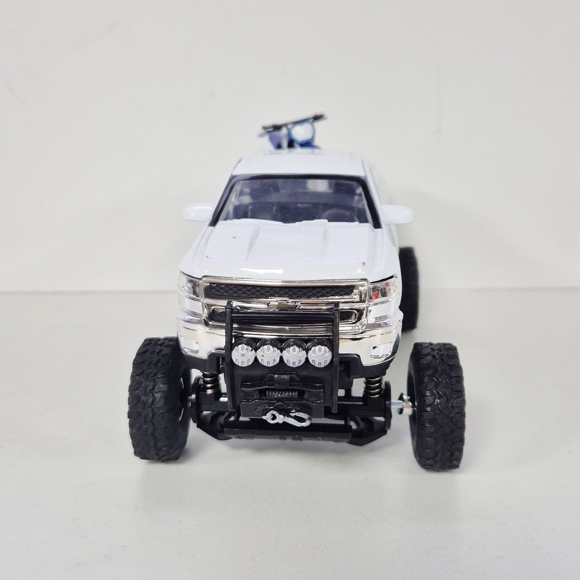 New Ray Toys - 1:32 - Truck - White Chevrolet Pick-Up w/YZ125