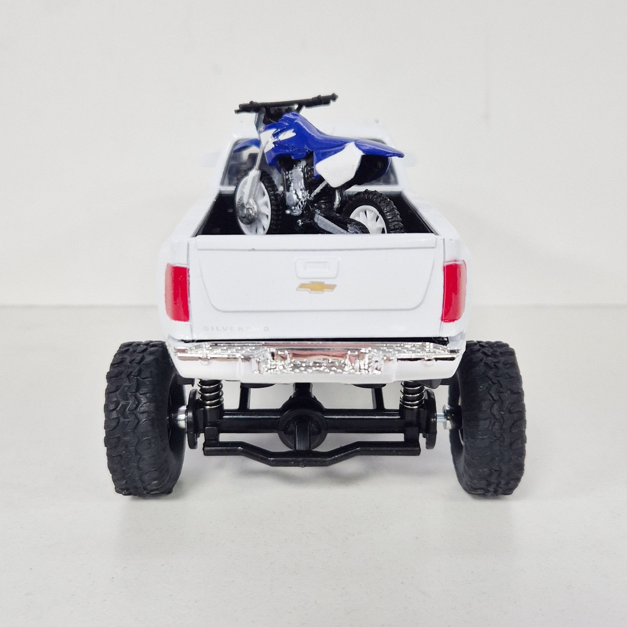 New Ray Toys - 1:32 - Truck - White Chevrolet Pick-Up w/YZ125