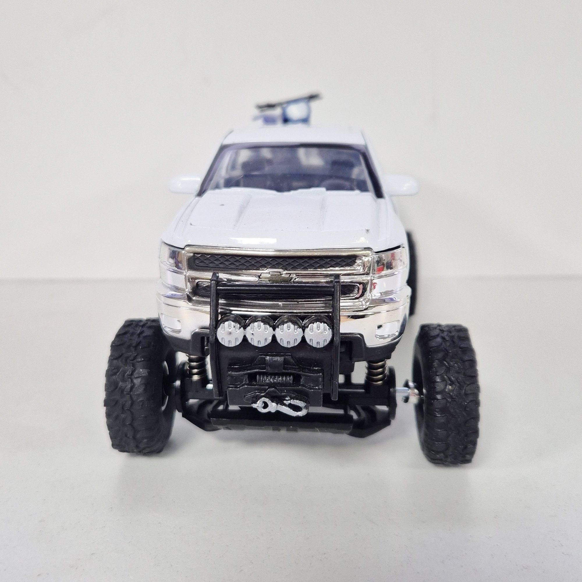 New Ray Toys - 1:32 - Truck - White Chevrolet Pick-Up w/YZ125