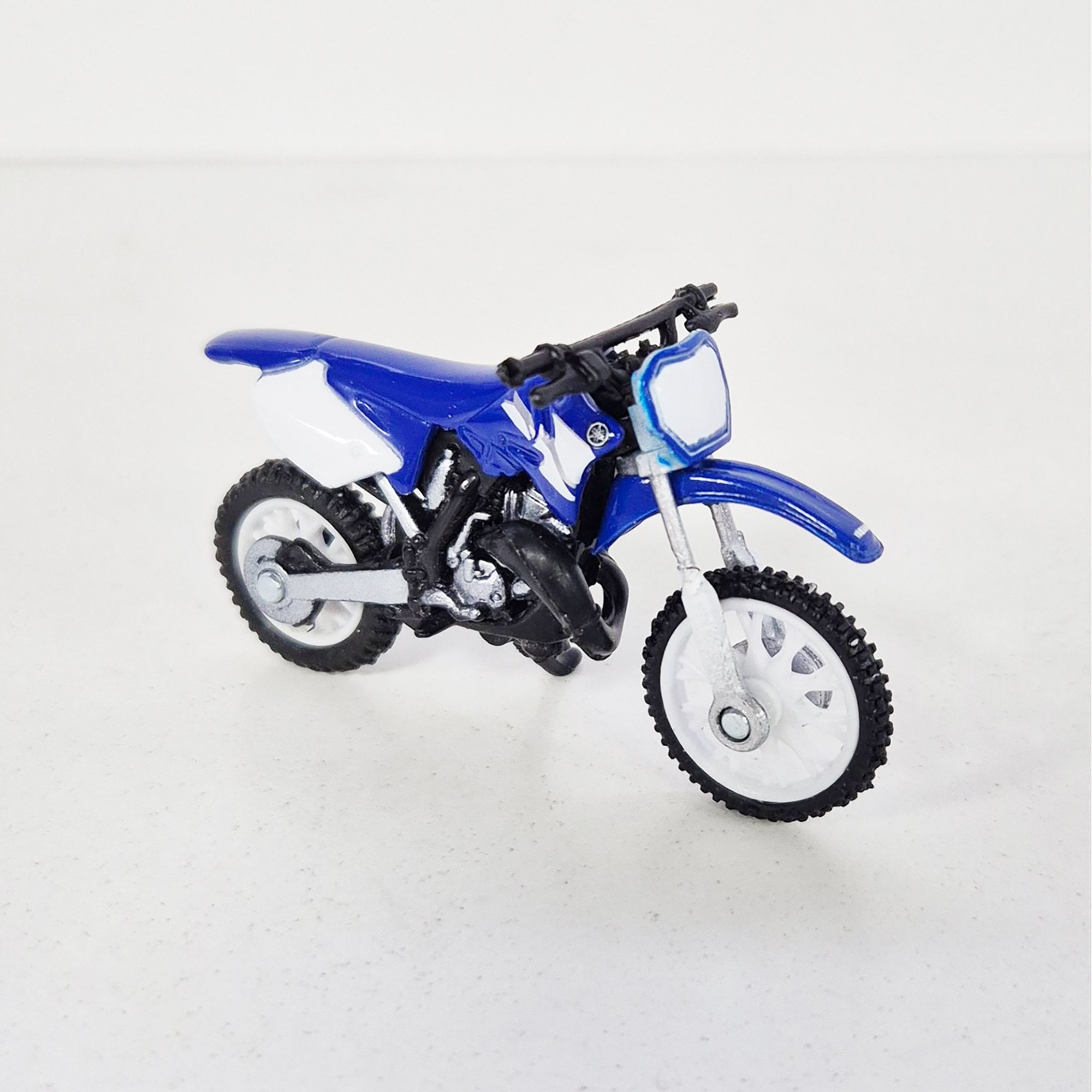 New Ray Toys - 1:32 - Truck - White Chevrolet Pick-Up w/YZ125