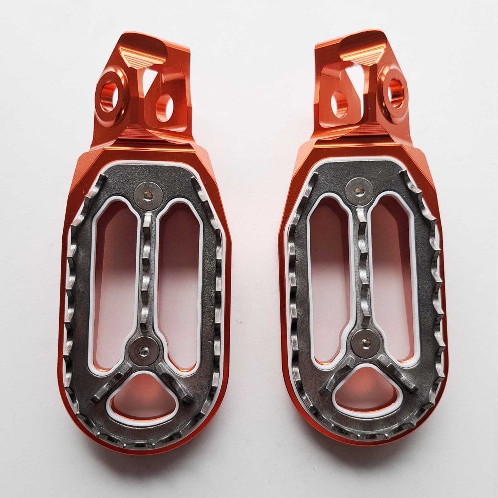 Apico - Foot Pegs - Pro-Bite - KTM SX/SXF 125-450 23-27, EXC/EXCF 125-450 24-27, Husqvarna TC/FC 125-450 23-27, TE/FE 125-450 24-27, TX300 23-27, FX350/450 23-27, Gas Gas 125-500 24-27, MCF250/450 FACTORY 23-27