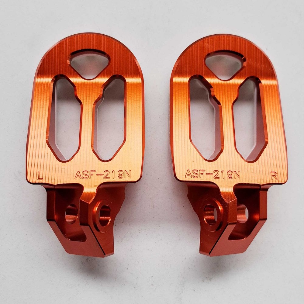 Apico - Foot Pegs - Pro-Bite - KTM SX85 18-24, SX125/150 16-22, SX250 17-22, SXF250-450 16-22, EXC/EXCF250-500 17-23, Husqvarna TC85 18-24 TC125 16-22, TC250 17-22, FC250-450 16-22, TE/FE 150-501 17-23, Gas Gas MC/MCF/EC/ECF/EX/EXF 85-450 21-23