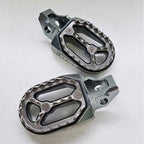 Apico - Foot Pegs - PRO-BITE - KTM SX85 18-24, SX125/150 16-22, SX250 17-22, SXF250-450 16-22, EXC/EXCF250-500 17-23, Husqvarna TC85 18-24 TC125 16-22, TC250 17-22, FC250-450 16-22, TE/FE 150-501 17-23, Gas Gas MC/MCF/EC/ECF/EX/EXF 85-450 21-23