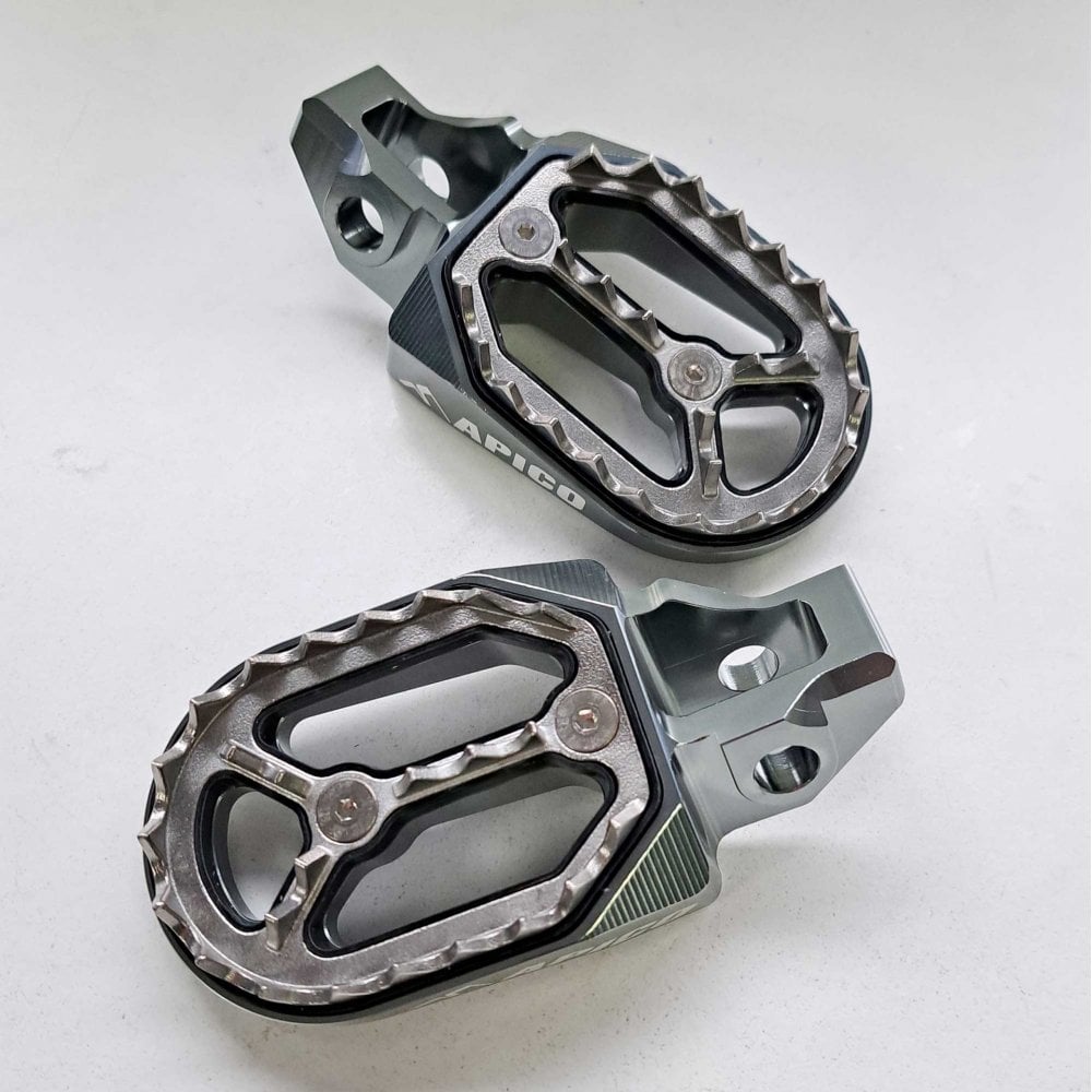 Apico - Foot Pegs - Pro-Bite - KTM SX85 18-24, SX125/150 16-22, SX250 17-22, SXF250-450 16-22, EXC/EXCF250-500 17-23, Husqvarna TC85 18-24 TC125 16-22, TC250 17-22, FC250-450 16-22, TE/FE 150-501 17-23, Gas Gas MC/MCF/EC/ECF/EX/EXF 85-450 21-23