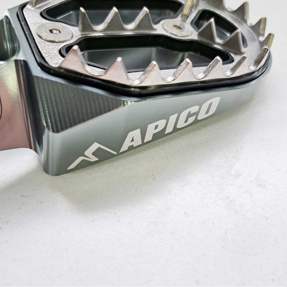 Apico - Foot Pegs - Pro-Bite - KTM SX85 18-24, SX125/150 16-22, SX250 17-22, SXF250-450 16-22, EXC/EXCF250-500 17-23, Husqvarna TC85 18-24 TC125 16-22, TC250 17-22, FC250-450 16-22, TE/FE 150-501 17-23, Gas Gas MC/MCF/EC/ECF/EX/EXF 85-450 21-23