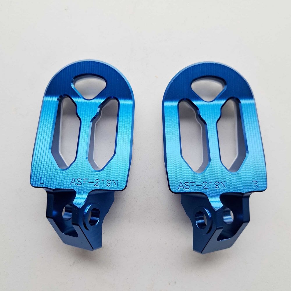 Apico - Foot Pegs - Pro-Bite - KTM SX85 18-24, SX125/150 16-22, SX250 17-22, SXF250-450 16-22, EXC/EXCF250-500 17-23, Husqvarna TC85 18-24 TC125 16-22, TC250 17-22, FC250-450 16-22, TE/FE 150-501 17-23, Gas Gas MC/MCF/EC/ECF/EX/EXF 85-450 21-23