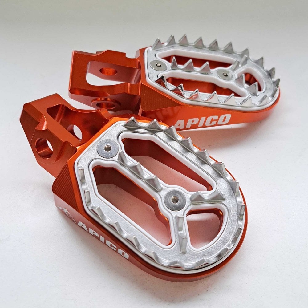 Apico - Foot Pegs - Pro-Bite - KTM SX85 18-24, SX125/150 16-22, SX250 17-22, SXF250-450 16-22, EXC/EXCF250-500 17-23, Husqvarna TC85 18-24 TC125 16-22, TC250 17-22, FC250-450 16-22, TE/FE 150-501 17-23, Gas Gas MC/MCF/EC/ECF/EX/EXF 85-450 21-23